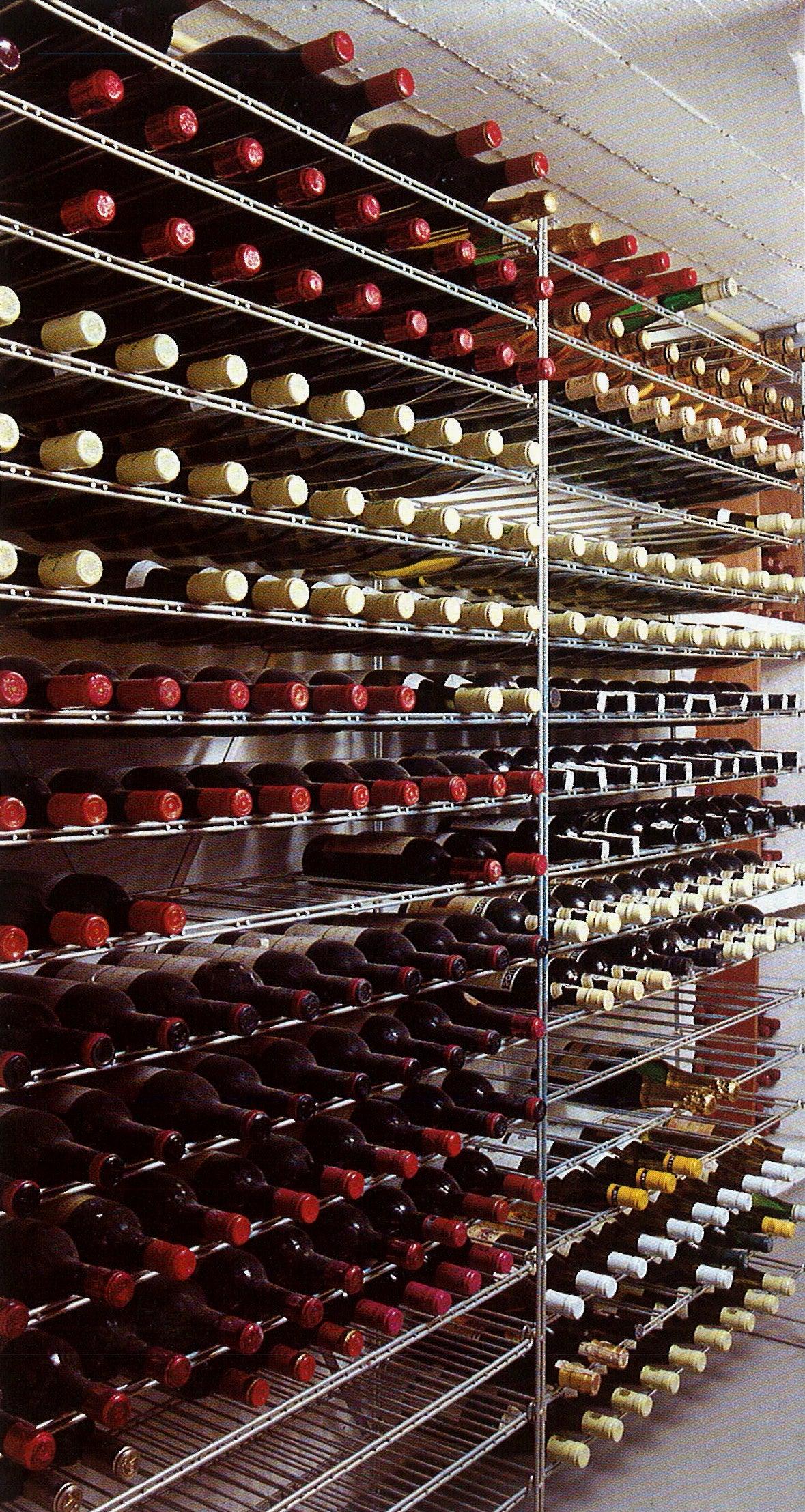 Weinregal aus metall in einem weinkeller