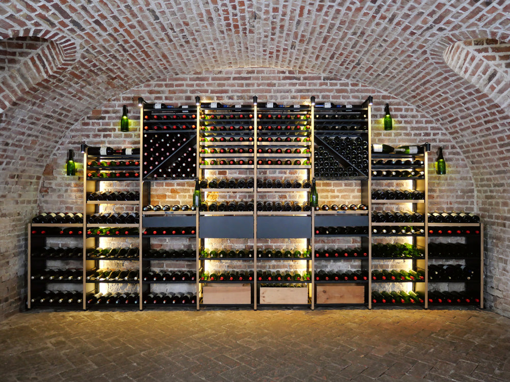Holz-Weinregal im Weinkeller für die Flaschenlagerung