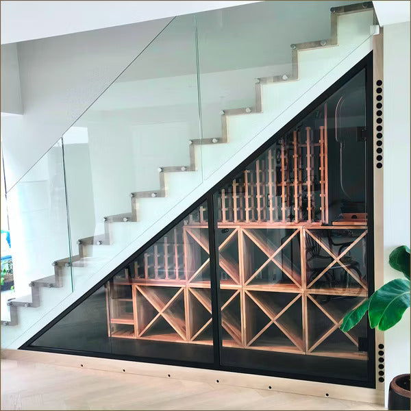 Weinvitrine unter der Treppe